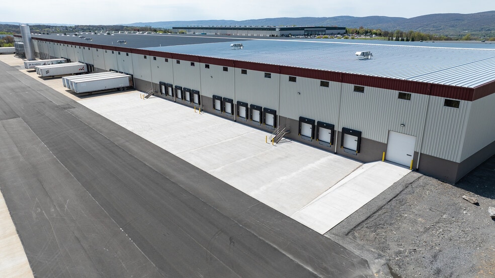 225 Enterprise Way, Pittston Township, PA for lease - Primary Photo - Image 1 of 8