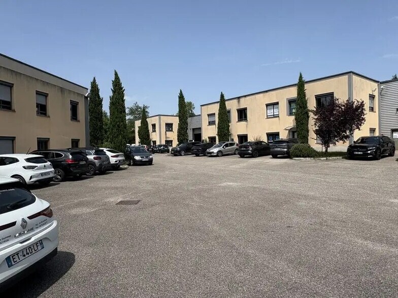 Bureau dans Neyron à louer - Photo du bâtiment - Image 2 de 9