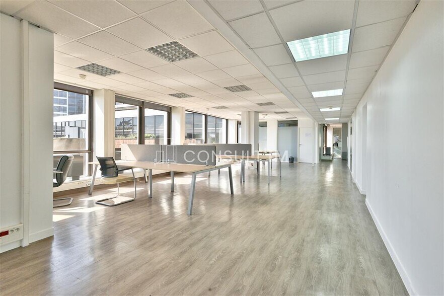 Bureau dans Saint-Cloud à louer - Photo du bâtiment - Image 1 de 7