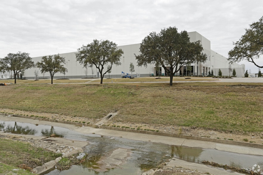 1613 Hutton Dr, Carrollton, TX for lease - Building Photo - Image 3 of 4
