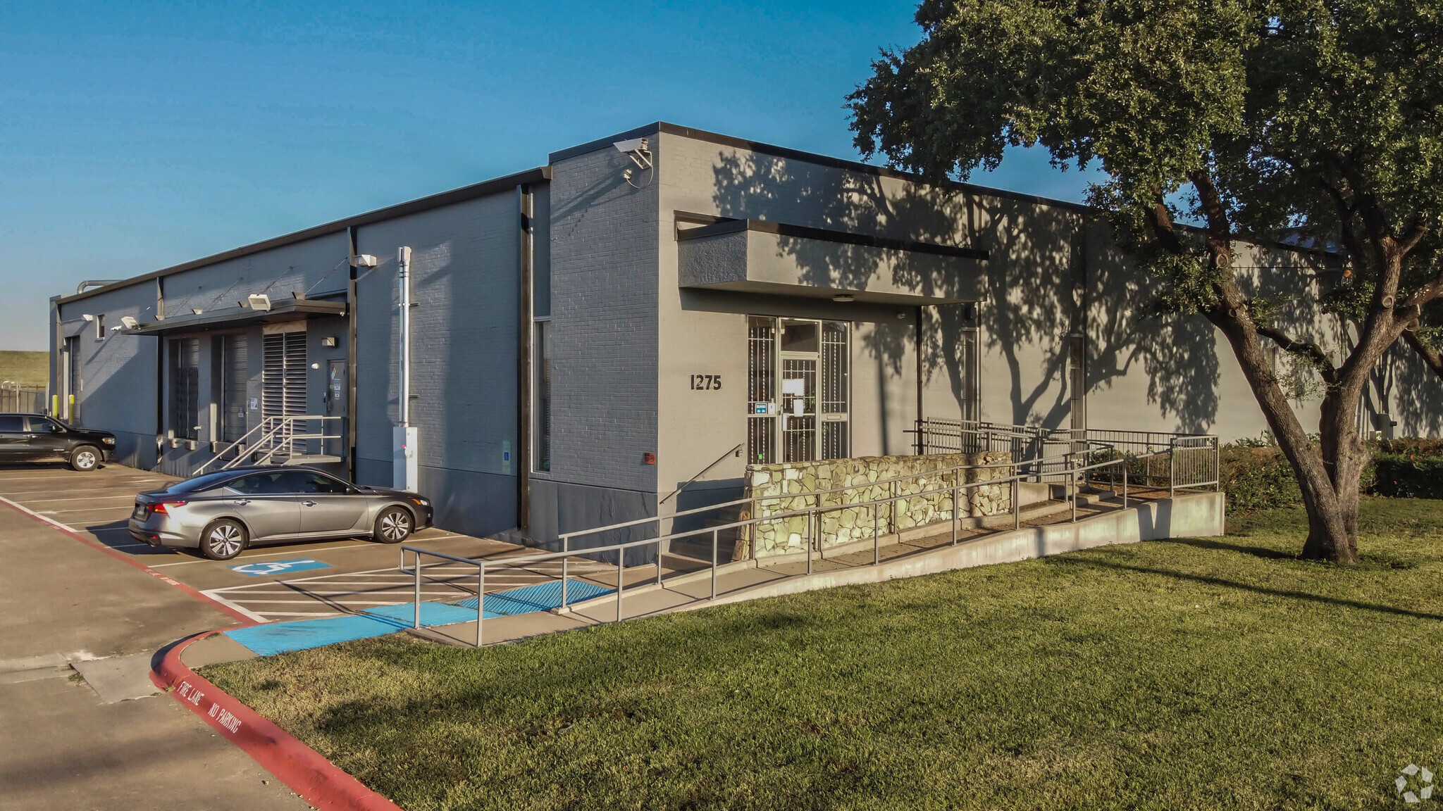 1275-1281 Round Table Dr, Dallas, TX for lease Building Photo- Image 1 of 11