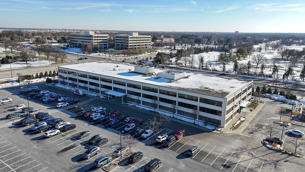2122 York Rd, Oak Brook, IL à vendre - Photo du bâtiment - Image 2 de 15