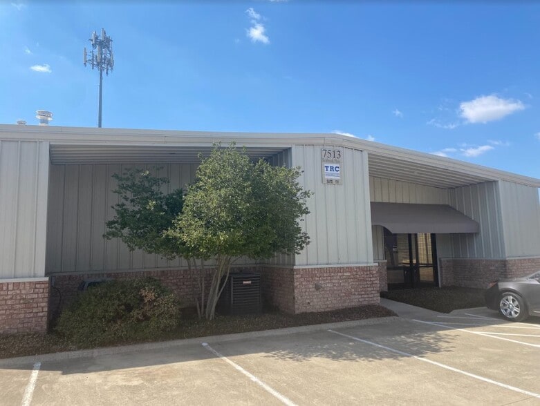 7513 Benbrook Pky, Benbrook, TX for lease - Building Photo - Image 3 of 12