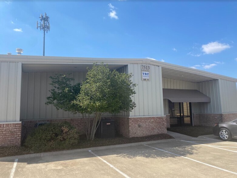 7513 Benbrook Pky, Benbrook, TX à louer - Photo du bâtiment - Image 3 de 12
