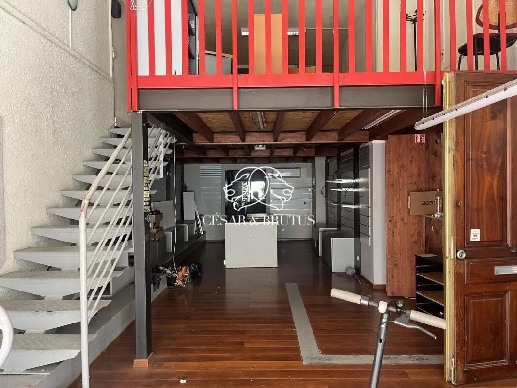 Retail in Grenoble for lease Interior Photo- Image 1 of 5