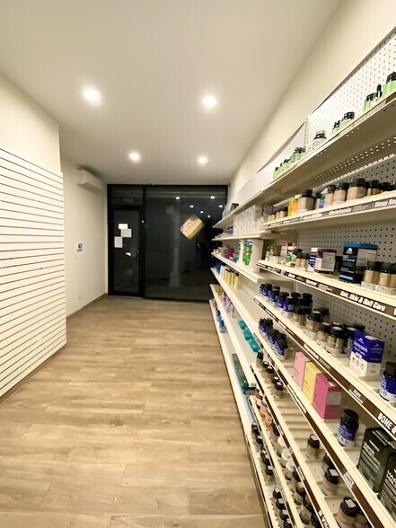 54-10 Flushing Ave, Flushing, NY à louer - Photo du bâtiment - Image 2 de 6