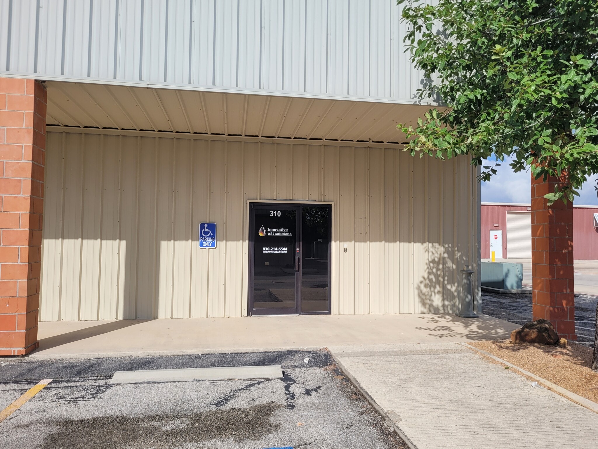 1913 Post Rd, New Braunfels, TX for lease Interior Photo- Image 1 of 6