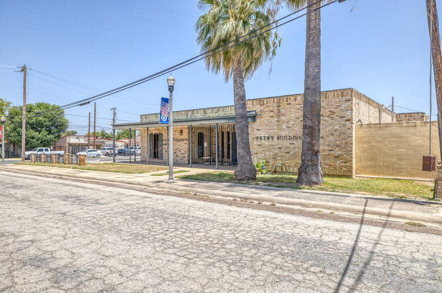 100 N 4th St, Carrizo Springs, TX for sale - Building Photo - Image 2 of 16