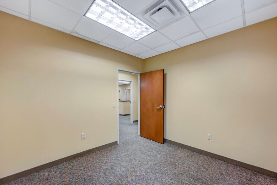 1110 Clay Ave, Dunmore, PA for lease - Interior Photo - Image 3 of 63