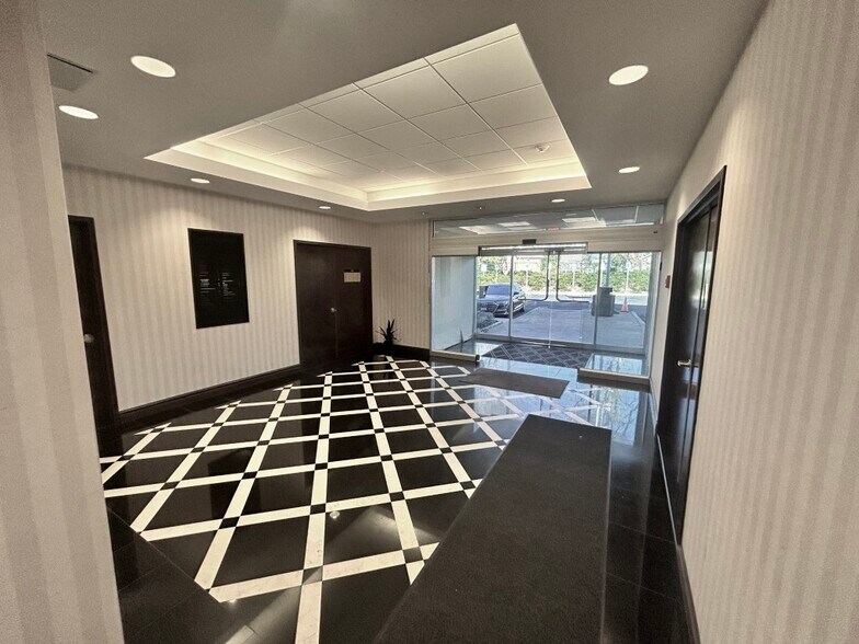 560 Broadhollow Rd, Melville, NY à louer - Photo intérieure - Image 3 de 3