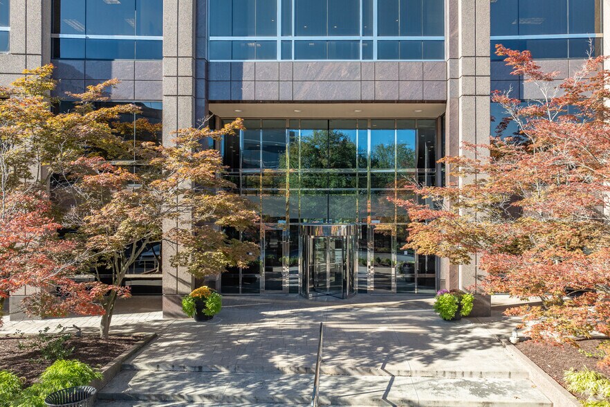 6100 Oak Tree Blvd, Independence, OH à louer - Photo du bâtiment - Image 3 de 6