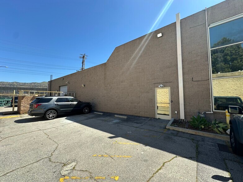 2070 Floyd St, Burbank, CA à louer - Photo du bâtiment - Image 3 de 14