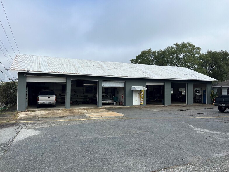 Auto Shop | 1020 N Davis & Bargain Rd portefeuille de 3 propriétés à vendre sur LoopNet.ca - Photo du bâtiment - Image 3 de 7