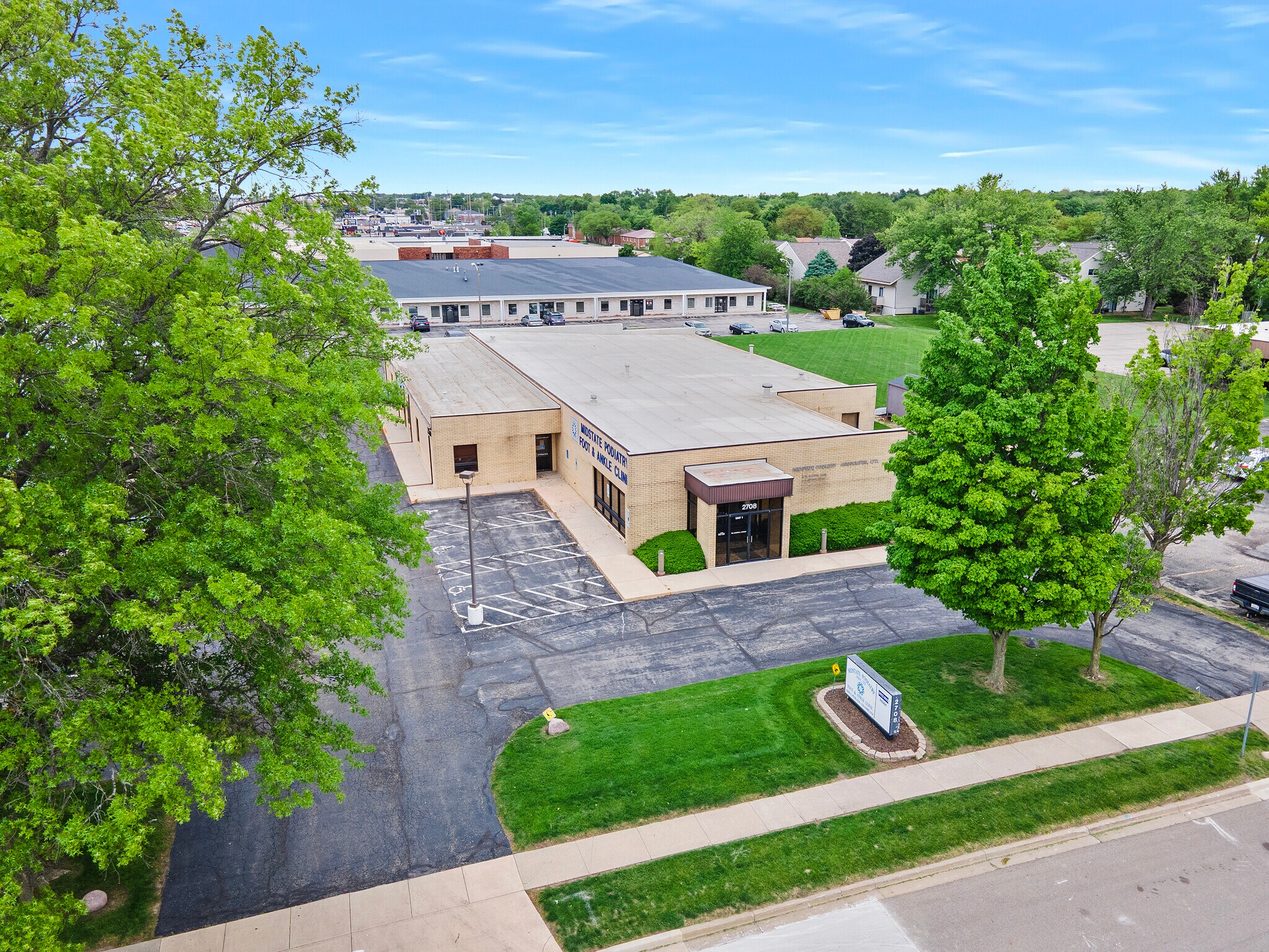 2708 McGraw Dr, Bloomington, IL à vendre Photo du bâtiment- Image 1 de 33