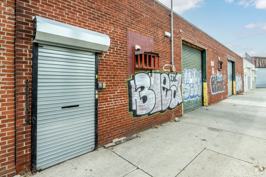8-12 Preston Ct, Brooklyn, NY for lease - Building Photo - Image 2 of 5