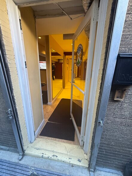 251 W 81st St, New York, NY à louer - Photo du bâtiment - Image 3 de 12