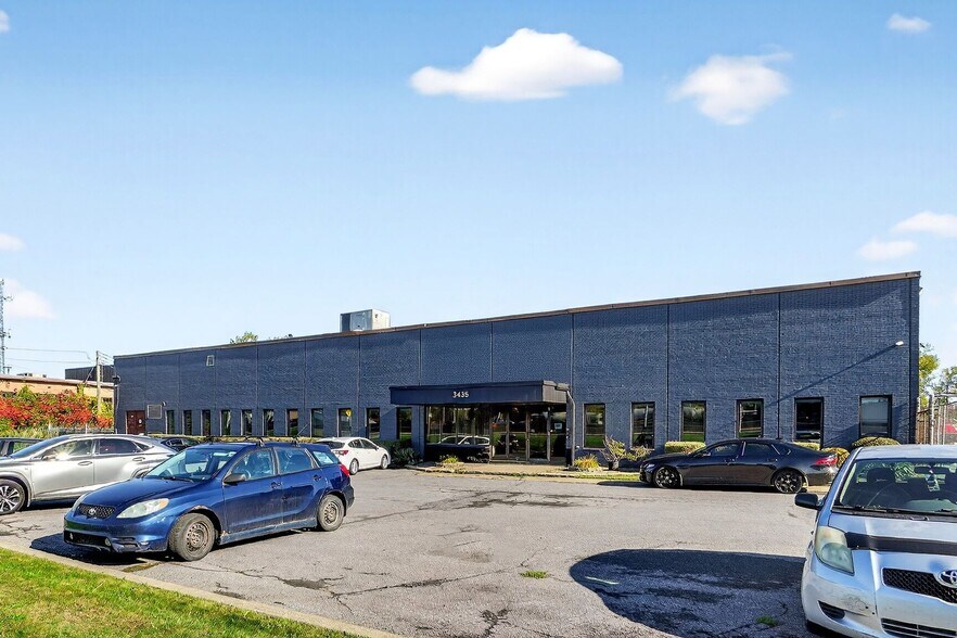3435 Boul Pitfield, Montréal, QC for lease - Building Photo - Image 2 of 11