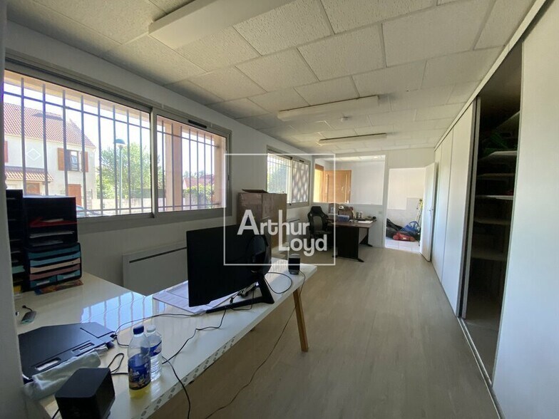 Industrial in Cesson for lease - Interior Photo - Image 2 of 5
