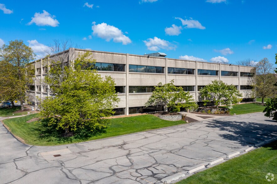 125 N Executive Dr, Brookfield, WI à louer - Photo du bâtiment - Image 1 de 5