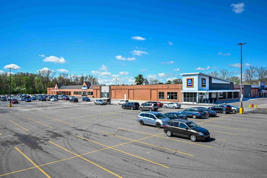 W Market St, Akron, OH à louer - Photo du bâtiment - Image 2 de 13