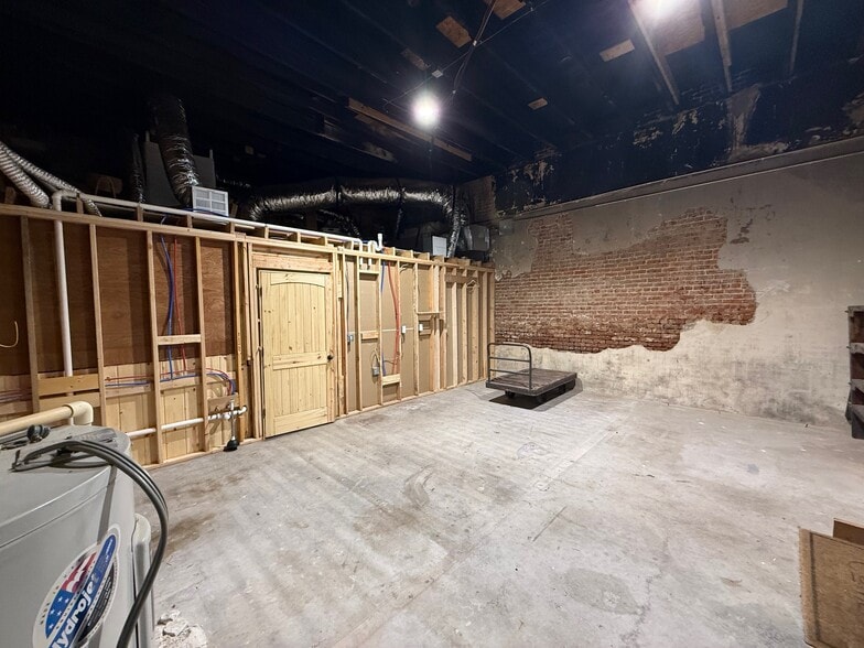 217 W Main St, Tishomingo, OK for lease - Interior Photo - Image 3 of 17