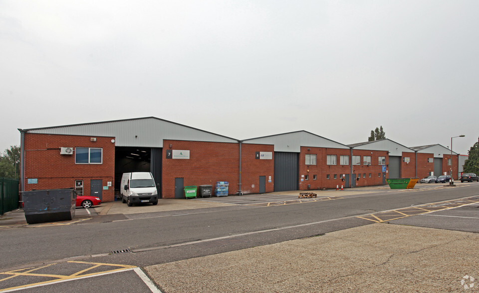 Lawrence Way, Camberley à vendre - Photo principale - Image 1 de 1