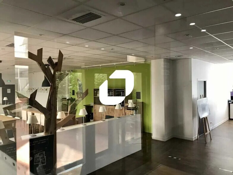 Office in Saint-Ouen-sur-Seine for lease - Interior Photo - Image 2 of 11