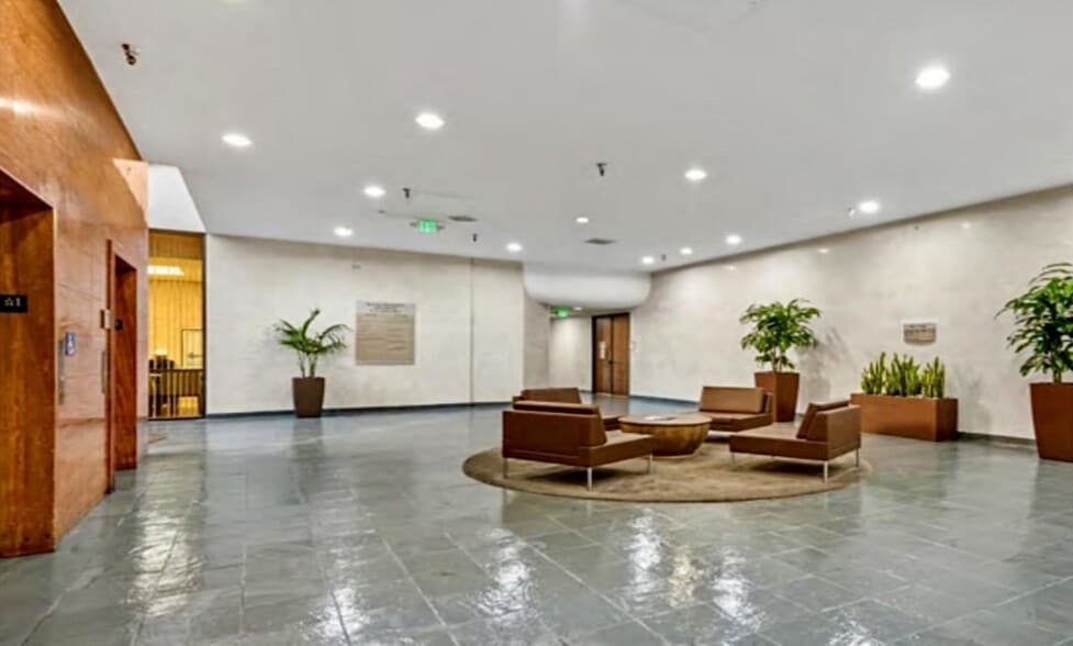 21731 Ventura Blvd, Woodland Hills, CA for lease - Lobby - Image 2 of 43