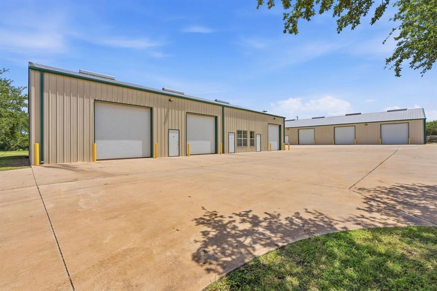 Portfolio of 3 Industrial Flex Buildings portfolio of 3 properties for sale on LoopNet.ca - Building Photo - Image 3 of 37