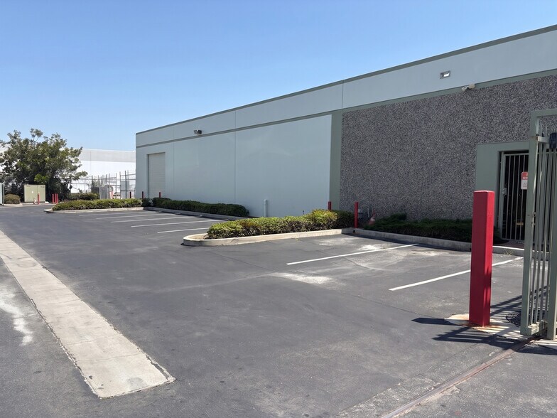 1219 W Mahalo Pl, Compton, CA à louer - Photo du bâtiment - Image 3 de 4