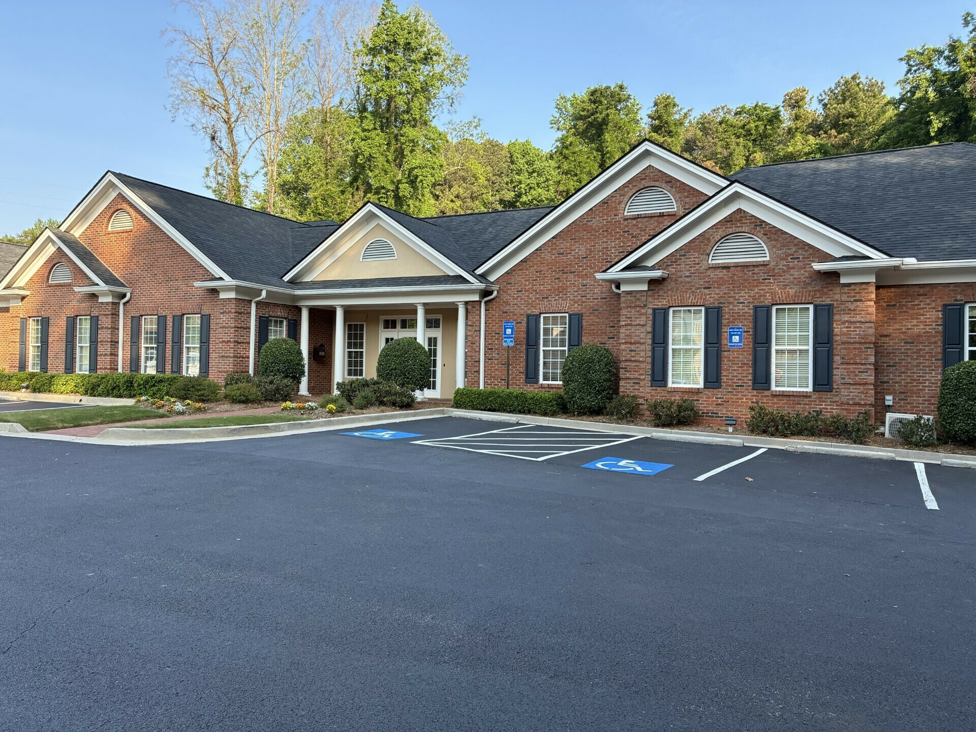 726 S Enota Dr NE, Gainesville, GA à louer Photo du bâtiment- Image 1 de 5
