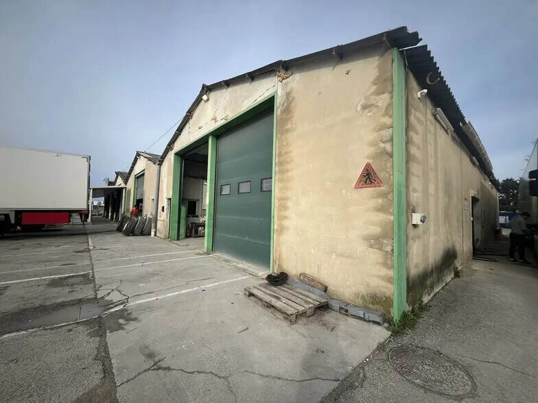 Flex in Châteaurenard for sale - Building Photo - Image 2 of 11