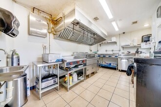 1718 S Ewing Ave, Dallas, TX for lease Interior Photo- Image 2 of 5