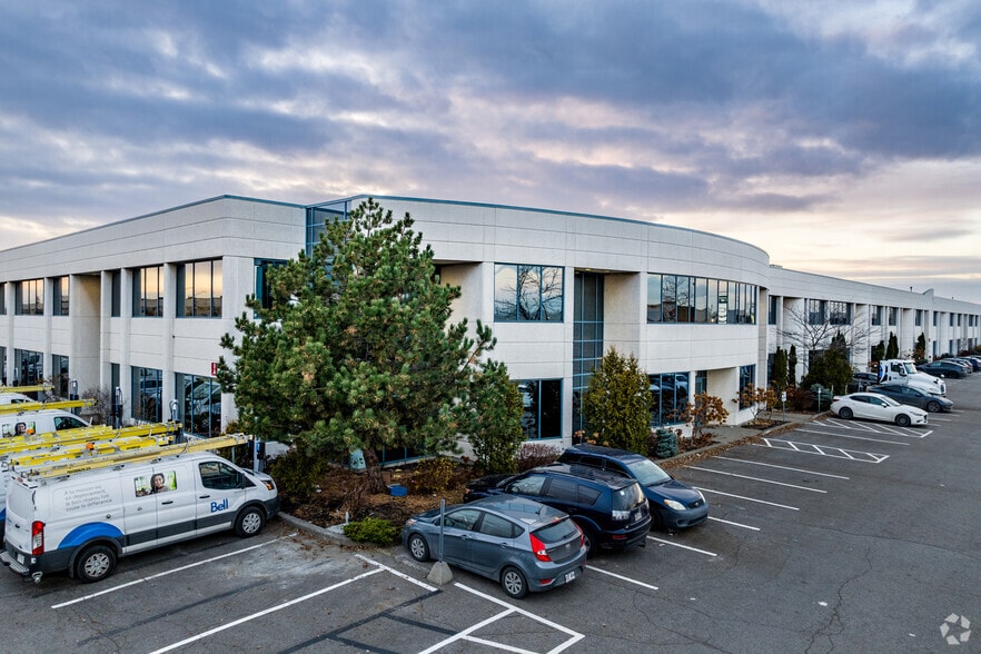 8240 Ch Du Golf, Montréal, QC à louer - Photo du bâtiment - Image 1 de 7