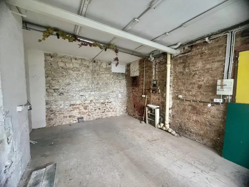 Retail in Paris for sale Building Photo- Image 1 of 6