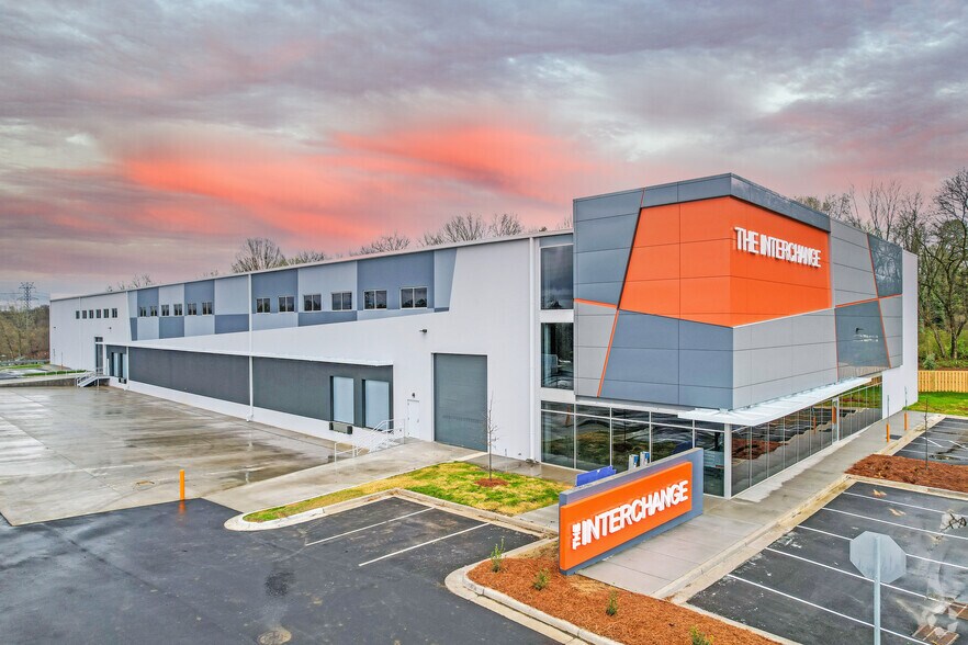 690 Montana Dr, Charlotte, NC for lease - Building Photo - Image 2 of 6