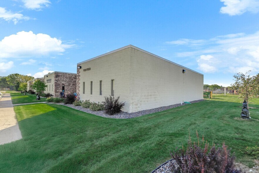 3825 Lake Elmo Ave N, Lake Elmo, MN à louer - Photo du bâtiment - Image 3 de 18