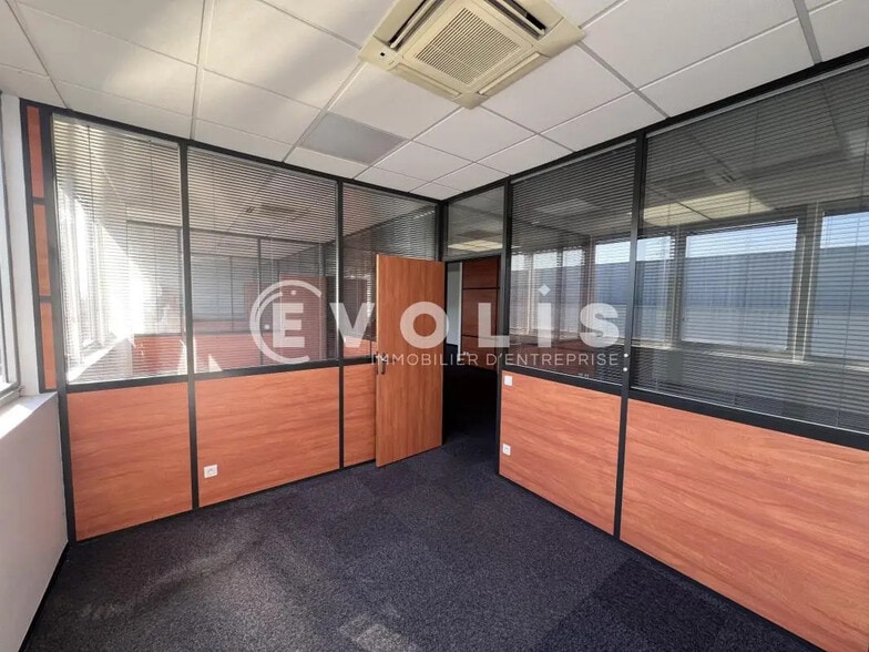 62-66 Rue Louis Ampere, Neuilly-sur-Marne for lease - Interior Photo - Image 3 of 29