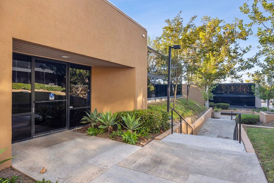23275 South Pointe Dr, Laguna Hills, CA à louer - Photo du bâtiment - Image 3 de 24