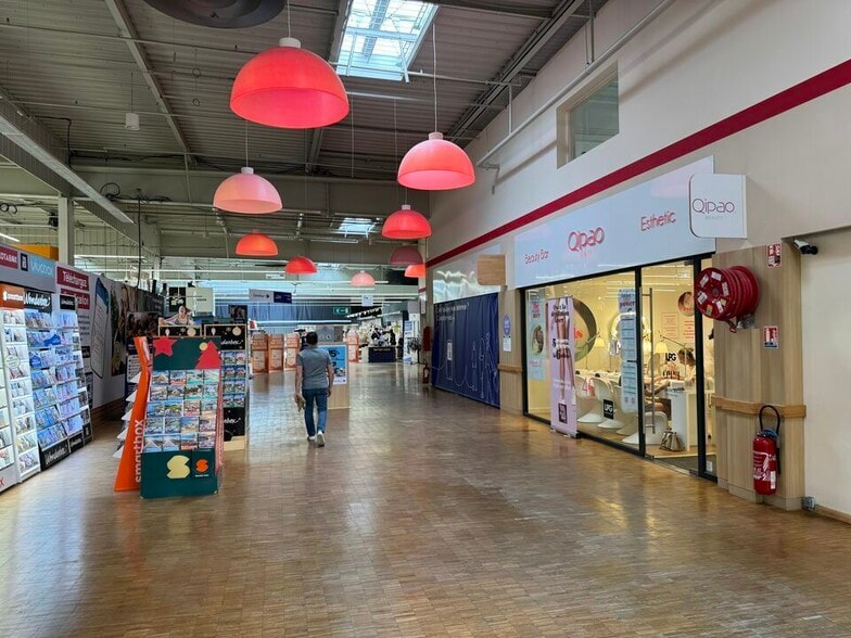 Retail in Perrigny Les Dijon for lease - Building Photo - Image 3 of 9