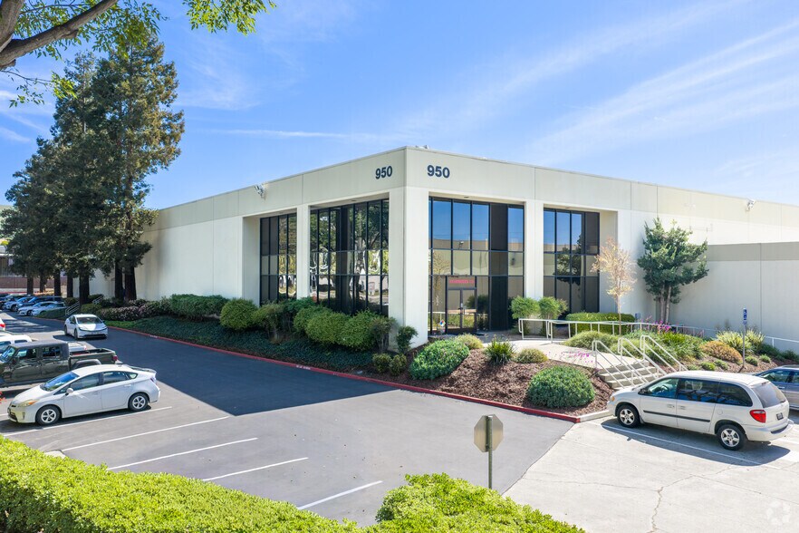 950 Yosemite Dr, Milpitas, CA à louer - Photo principale - Image 1 de 6