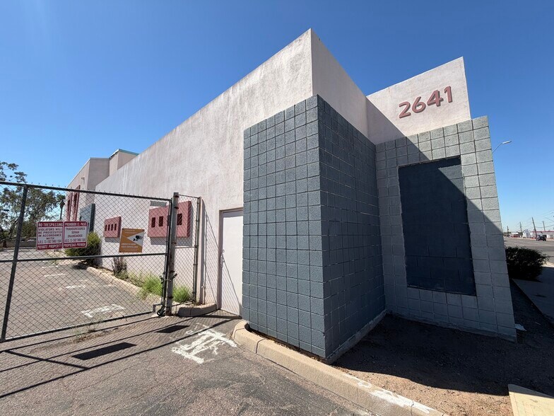 2641 E McDowell Rd, Phoenix, AZ à louer - Photo principale - Image 1 de 21