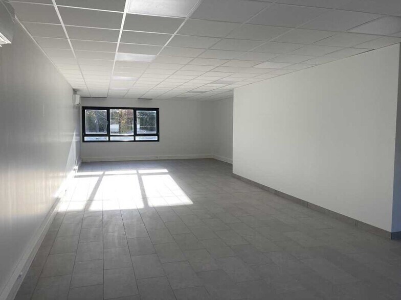 Flex in Fleurieu-sur-Saône for lease - Interior Photo - Image 3 of 11