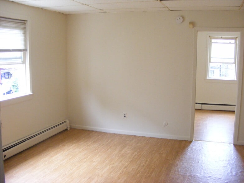 268 Forrest St, Jersey City, NJ for sale - Interior Photo - Image 3 of 9