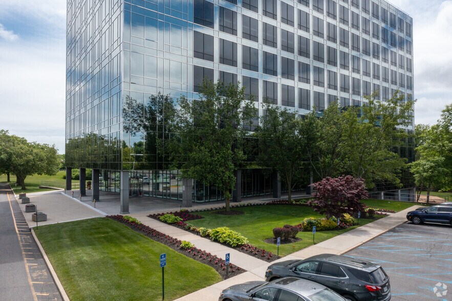 90 Merrick Ave, East Meadow, NY à louer - Photo du bâtiment - Image 3 de 4