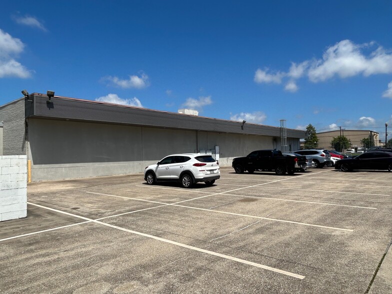 2990 Laurel St, Beaumont, TX for lease - Building Photo - Image 2 of 11