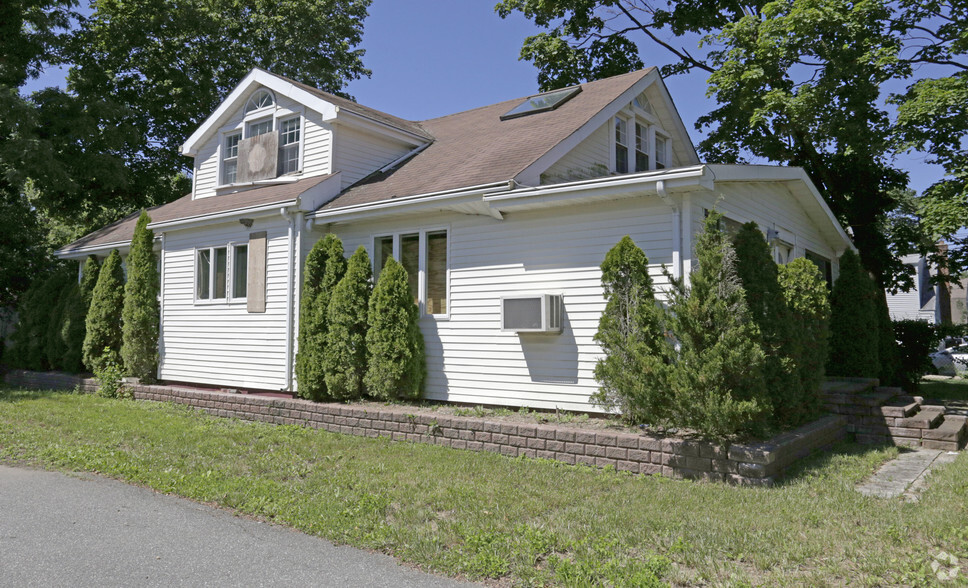 304 Larkfield Rd, East Northport, NY for sale - Primary Photo - Image 1 of 7