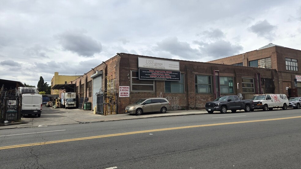 307 Vandervoort Ave, Brooklyn, NY for lease - Building Photo - Image 2 of 11