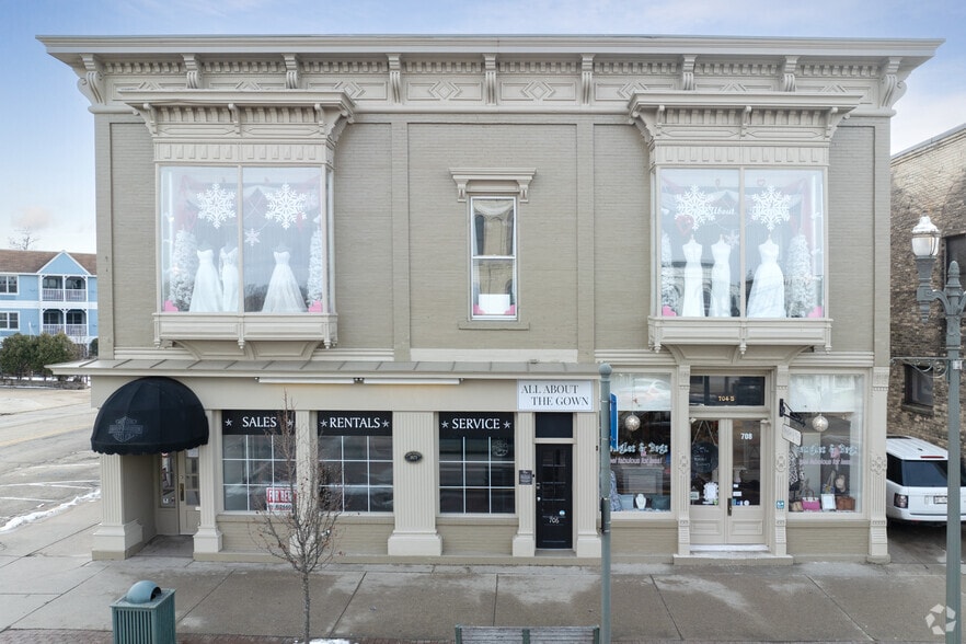 704 W Main St, Lake Geneva, WI for lease - Building Photo - Image 2 of 3
