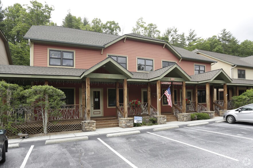 3077 US Highway 64 E, Sapphire, NC à louer - Photo du bâtiment - Image 2 de 4